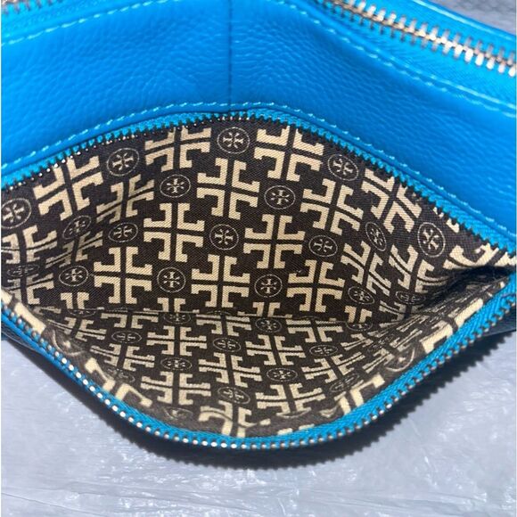 Tory Burch leather Teal crossbody. Great condition except zip pull on back. - Picture 4 of 8